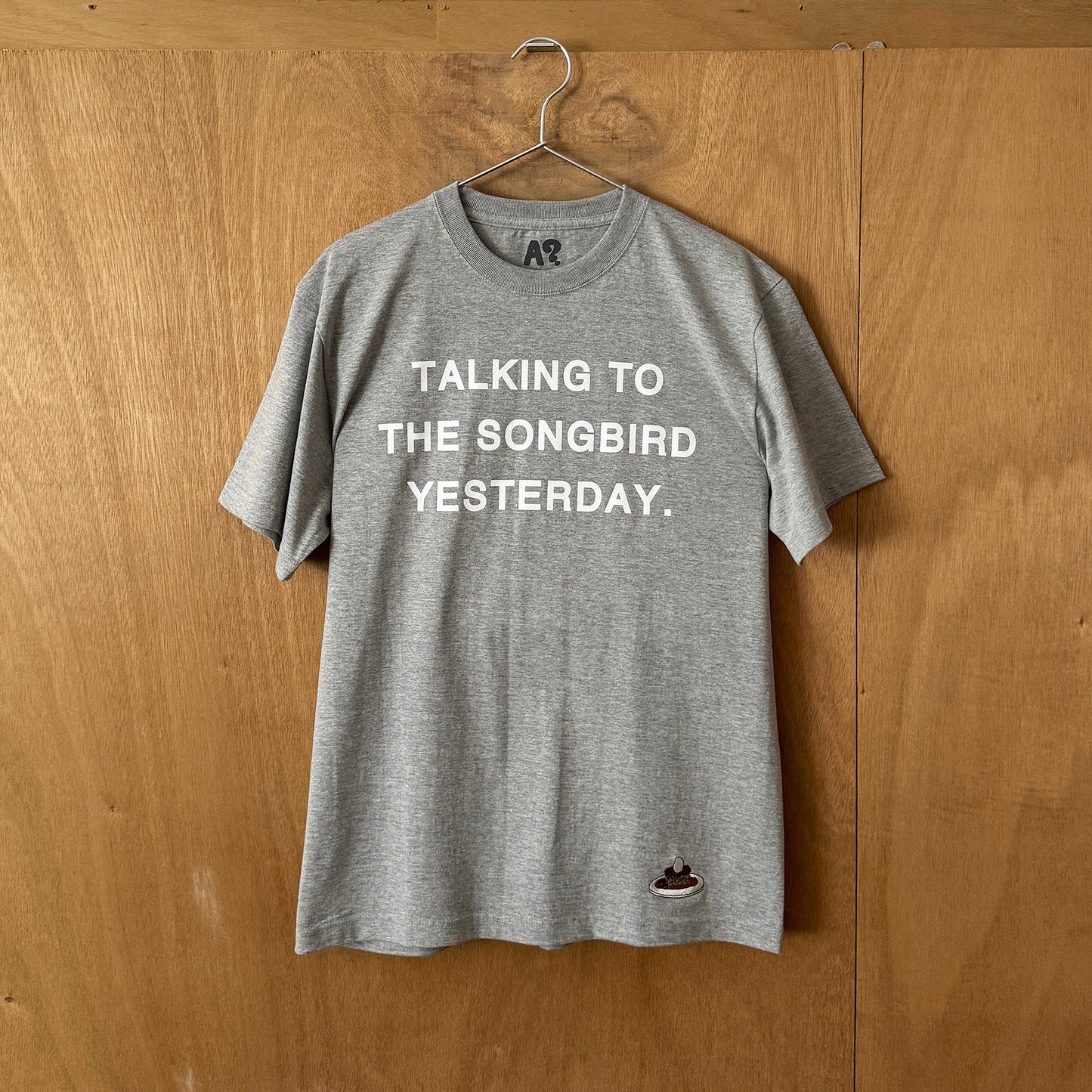 SONGBIRD COFFEE STAFF T PRINT TYPE / CURRY(GREY)